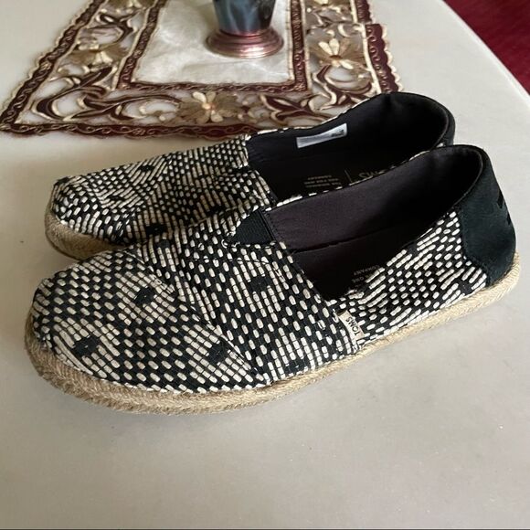TOMS Black Geometric Diamond Woven Espadrilles - Picture 4 of 6